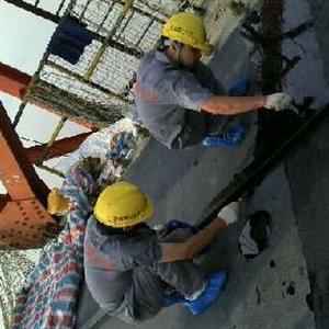 青岛逸轩硬件技术开发有限公司员工在做复合润滑涂层