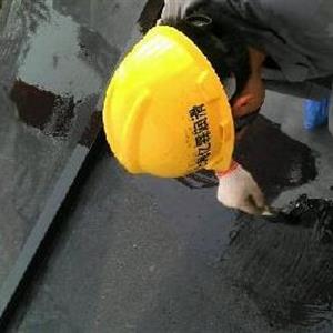 青岛逸轩硬件技术开发有限公司员工在施工